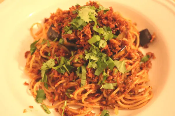 Spaghettini mit rotem Tomaten-Hanf-Pesto, marinierten Auberginen und Soja-Crunch