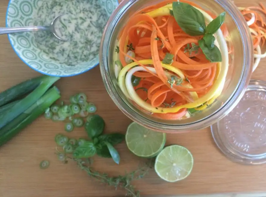 Gemüsenudel-Salat mit Cashewdressing (Anzeige)