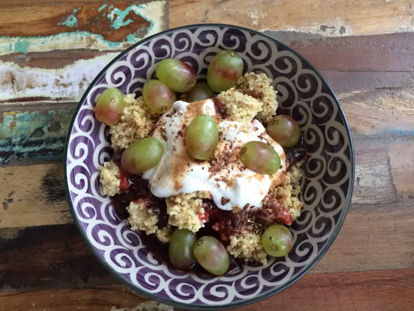 Fruehstuecksbowl mit Hirse und Joghurt