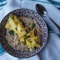 Veganes Porridge Rezept mit Ananas und Minze