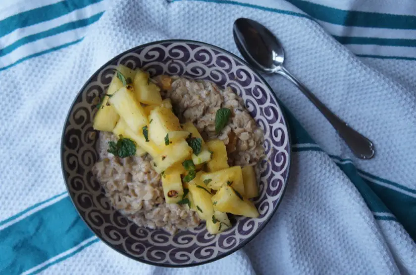 Veganes Porridge Rezept mit Ananas und Minze