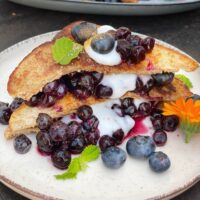 veganes french toast mit heidelbeeren und joghurt